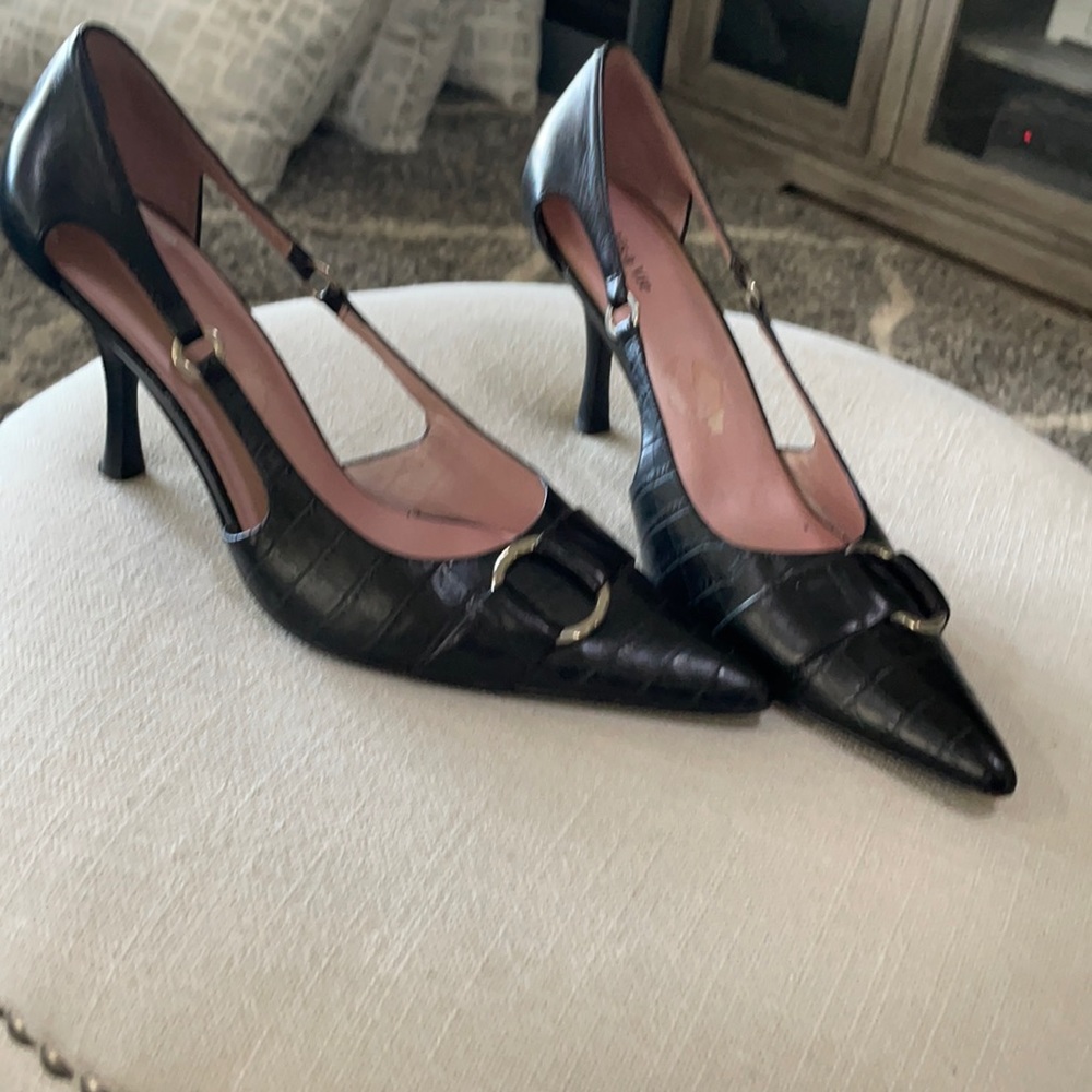 Leather pumps